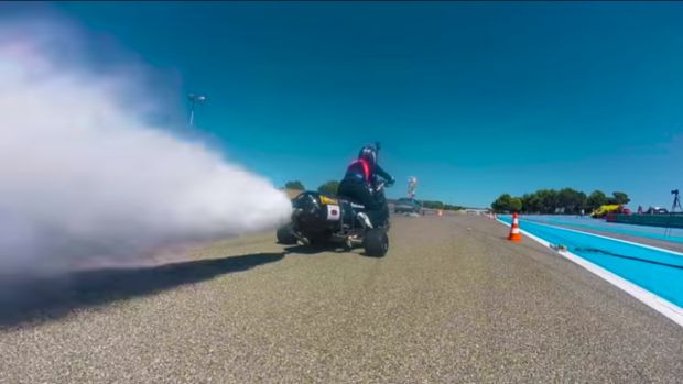 Τρίκυκλο πιάνει τα 260 km/h σε κάτω από 4”, καίγοντας… νερό (βίντεο)